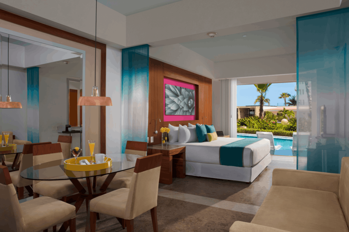 Junior Suite Swim Out Vista al Jardín en Krystal Grand Los Cabos con acceso directo a piscina, terraza y espacios amplios.